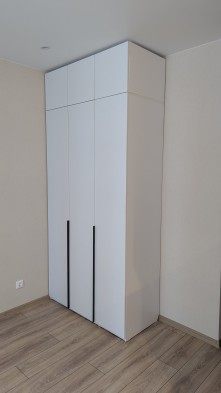 «Чарли» Шкаф 3-х створчатый с ящиками м.25 Белое сияние «Чарли» Шкаф 3-х створчатый с ящиками м.25 Белое сияние