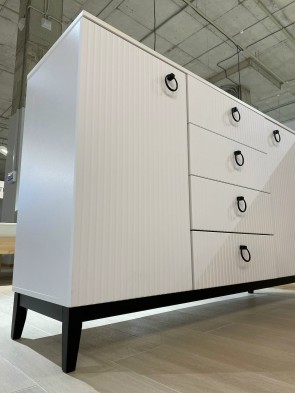 «Шарлиз» (спальня) Комод с 2 дверками и 4 ящиками Белый «Шарлиз» (спальня) Комод с 2 дверками и 4 ящиками Белый