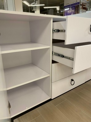 «Шарлиз» (спальня) Комод с 2 дверками и 4 ящиками Белый «Шарлиз» (спальня) Комод с 2 дверками и 4 ящиками Белый