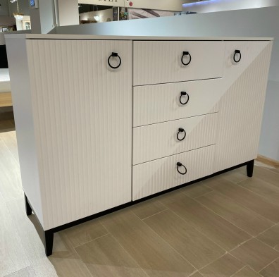 «Шарлиз» (спальня) Комод с 2 дверками и 4 ящиками Белый «Шарлиз» (спальня) Комод с 2 дверками и 4 ящиками Белый