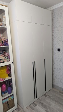 «Николь» (Ивару) Шкаф 3-х створчатый м.23 (Белый шелк)