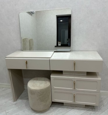 «Лион» Столик туалетный