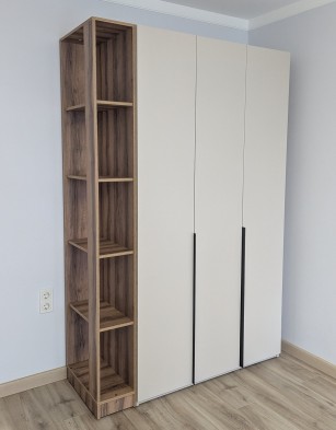 «Чарли» Шкаф 3-х створчатый с ящиками для одежды м.25